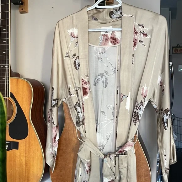 Wilfred Floral Beige Robe - Picture 3 of 16